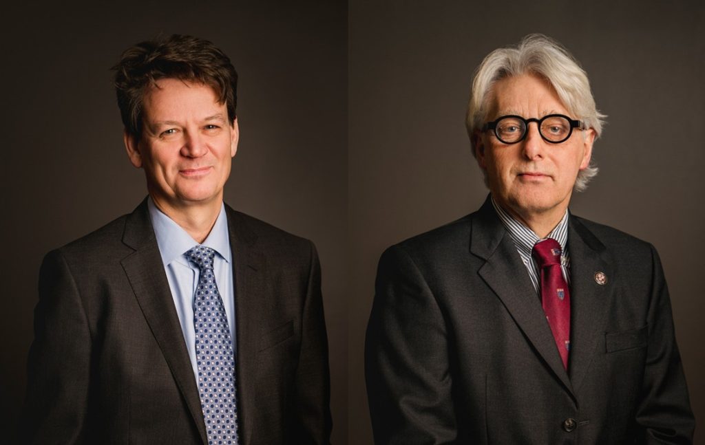 Bilde av to manlige advokater